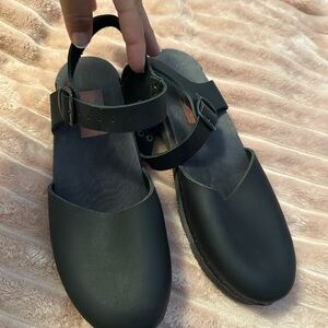 Black chameleon, leather clogs Women's Strap clogs fit size 10 size 41